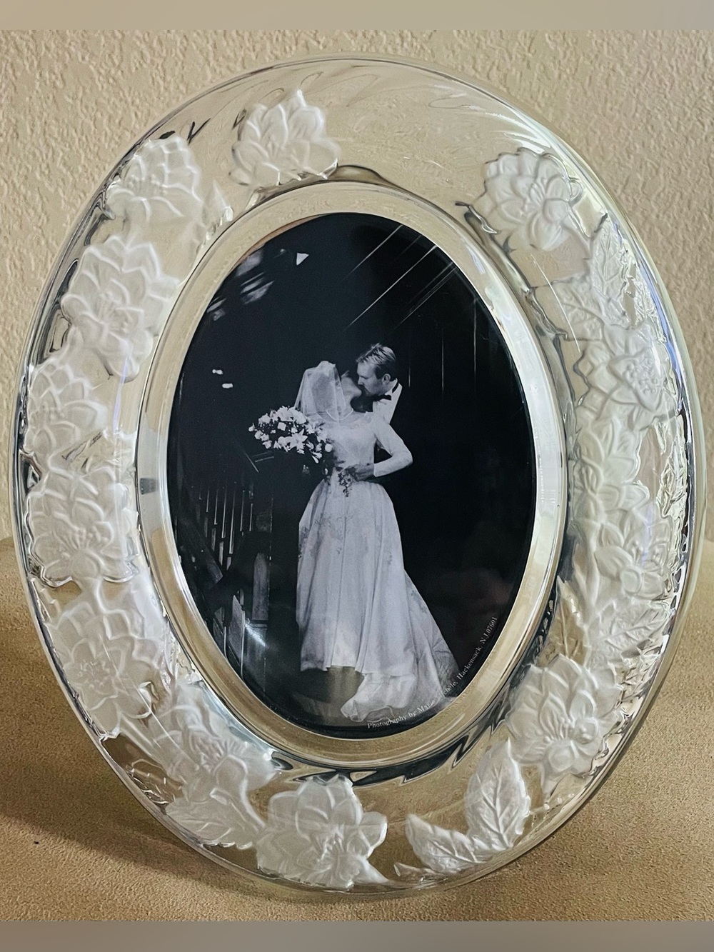 Crystal Clear Signatures Oval 5”x 7” 
Picture Frame is 11”x 9”